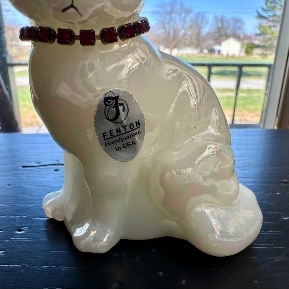 FENTON, OPALESCENT WHITE GLASS CAT FIGURINE. HAND PAINTED, GREEN EYES. - Picture 8 of 10